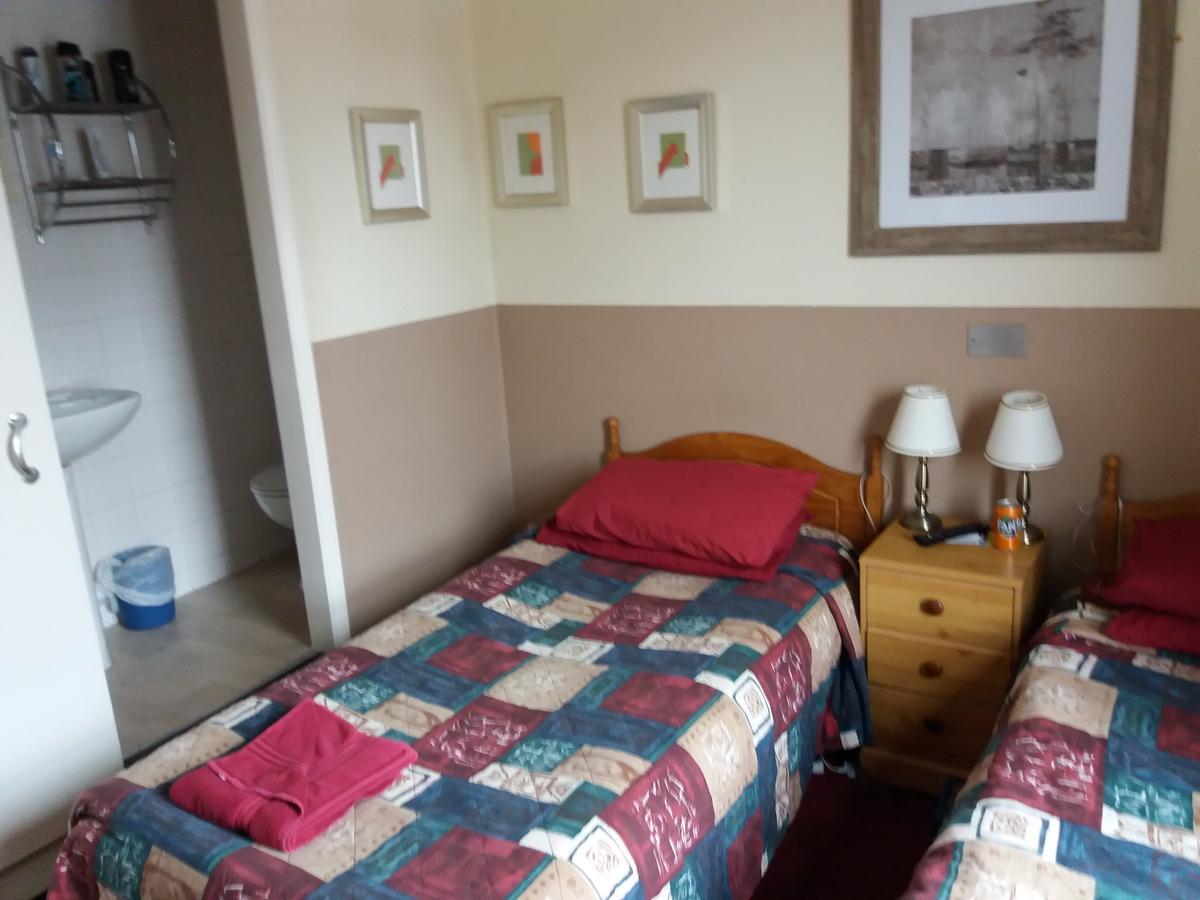Bed and Breakfast The Crouch Oak Addlestone Exterior foto